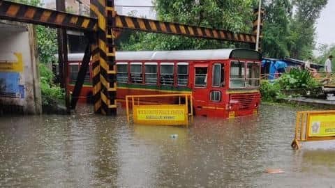 Housing complexes flooded, vehicles swept away in Thane Housing complexes flooded, vehicles swept away in Thane