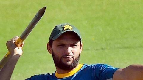 Afridi's daughter performed 'aarti' after watching Indian-show, he smashed TV Afridi's daughter performed 'aarti' after watching Indian-show, he smashed TV