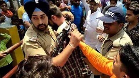 The-hero-we-need: In Uttarakhand, Sikh cop saves Muslim man from angry-mob The-hero-we-need: In Uttarakhand, Sikh cop saves Muslim man from angry-mob