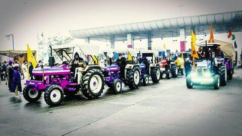Tractor march: Farmers break police barricades at Tikri, Singhu Tractor march: Farmers break police barricades at Tikri, Singhu