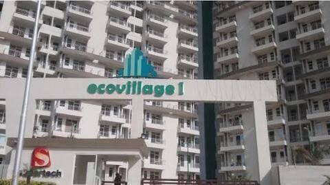 Residents of sealed Greater Noida society protest against cops Residents of sealed Greater Noida society protest against cops