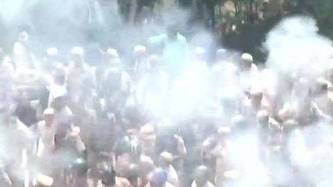 #KisanKrantiPadyatra: To stop protesting-farmers, Delhi police uses water-cannons, tear gas #KisanKrantiPadyatra: To stop protesting-farmers, Delhi police uses water-cannons, tear gas
