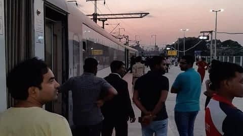 India's fastest train stranded without AC, lights for an hour India's fastest train stranded without AC, lights for an hour