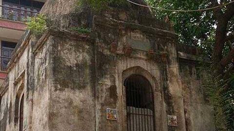 After tomb turned to temple, Delhi government orders probe After tomb turned to temple, Delhi government orders probe