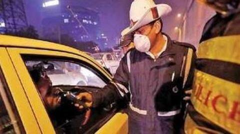 Delhi: Drunk driver speeds away with alcometer after test Delhi: Drunk driver speeds away with alcometer after test