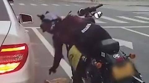 China: Woman throws garbage out of car, biker teaches best-lesson-ever China: Woman throws garbage out of car, biker teaches best-lesson-ever