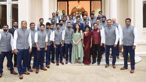 Why is Anushka in Indian team's picture, ask furious Twitter-users Why is Anushka in Indian team's picture, ask furious Twitter-users