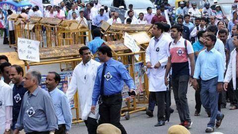 AIIMS' clinics to re-open on Tuesday after four days AIIMS' clinics to re-open on Tuesday after four days