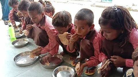 Mirzapur: Parents boycott the school which served roti-salt Mirzapur: Parents boycott the school which served roti-salt