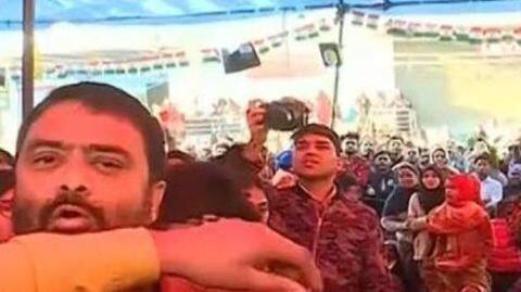 Journalist Deepak Chaurasia heckled at Shaheen Bagh, FIR registered Journalist Deepak Chaurasia heckled at Shaheen Bagh, FIR registered