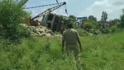After being hit by truck, tempo fell into ditch After being hit by truck, tempo fell into ditch