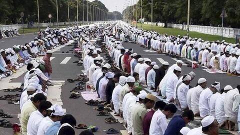 Aligarh administration bans namaz and Hanuman Chalisa recitation on roads Aligarh administration bans namaz and Hanuman Chalisa recitation on roads