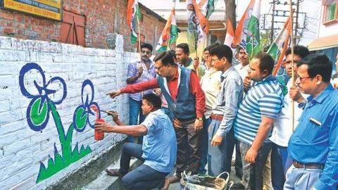 Banerjee wanted to hear "complaints", youth said "give us jobs" Banerjee wanted to hear "complaints", youth said "give us jobs"