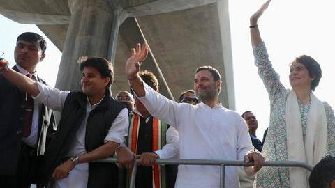 Thieves steal mobile phones, cash at Priyanka Gandhi's grand roadshow Thieves steal mobile phones, cash at Priyanka Gandhi's grand roadshow