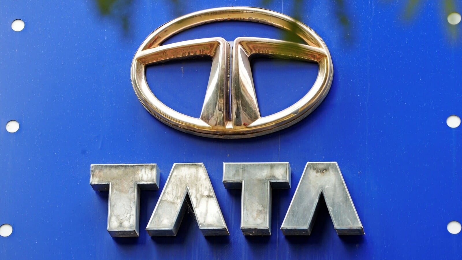 Tata Motors' Q3 profit plunges 22% to ₹5,451 crore