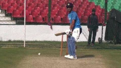 फॉर्म में लौटने के लिए धोनी ने नेट्स पर बहाया जमकर पसीना फॉर्म में लौटने के लिए धोनी ने नेट्स पर बहाया जमकर पसीना