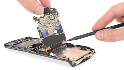 Motorola RAZR might be the most difficult phone to repair Motorola RAZR might be the most difficult phone to repair