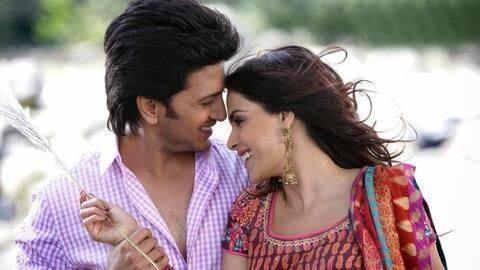 Riteish-Genelia's adorable recreation of SRK-Kajol scene is winning the Internet Riteish-Genelia's adorable recreation of SRK-Kajol scene is winning the Internet
