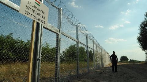 Hungary closes border with Croatia in migrant crackdown Hungary closes border with Croatia in migrant crackdown