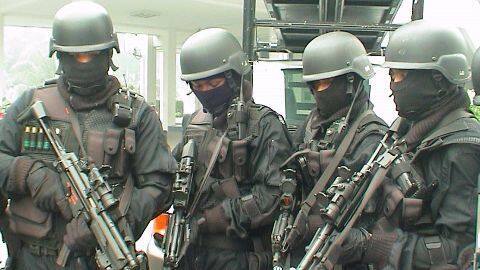 Brussels raid ends, two suspects escape Brussels raid ends, two suspects escape