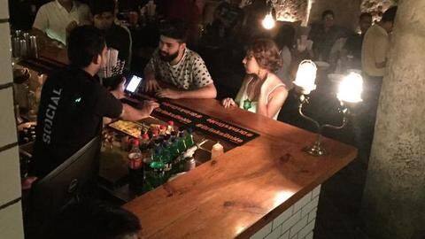 Delhi: 'Serve liquor to those below 25 yrs, face action' Delhi: 'Serve liquor to those below 25 yrs, face action'