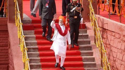 R-Day: PM Modi sports yellowish-orange headgear with a red tail R-Day: PM Modi sports yellowish-orange headgear with a red tail