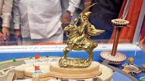 Costliest item sold was Chhatrapati Shivaji statue for Rs. 22,000 Costliest item sold was Chhatrapati Shivaji statue for Rs. 22,000