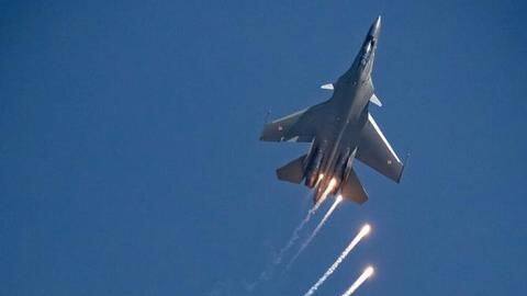 Flypast culminates with lone Su-30 MKI, flying at 900kmph Flypast culminates with lone Su-30 MKI, flying at 900kmph