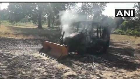 छत्तीसगढ़: नक्सलियों ने ठेकेदार की हत्या कर वाहनों को किया आग के हवाले छत्तीसगढ़: नक्सलियों ने ठेकेदार की हत्या कर वाहनों को किया आग के हवाले