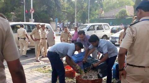 Mumbai: Osmanabad farmers not allowed to sell produce, throw vegetables Mumbai: Osmanabad farmers not allowed to sell produce, throw vegetables
