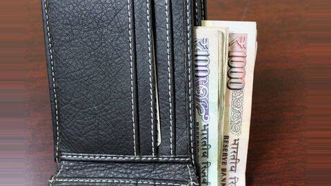 Mumbai: City has honesty, proven again; Man returns wallet, money Mumbai: City has honesty, proven again; Man returns wallet, money