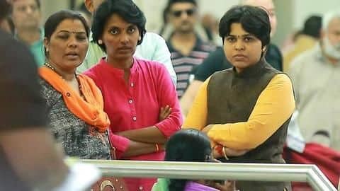 सबरीमाला मंदिर विवाद: कोच्चि पहुंची तृप्ति देसाई का भारी विरोध, एयरपोर्ट पर ही करना पड़ा नाश्ता सबरीमाला मंदिर विवाद: कोच्चि पहुंची तृप्ति देसाई का भारी विरोध, एयरपोर्ट पर ही करना पड़ा नाश्ता
