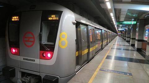 Man held with country-made pistol in Delhi Metro station Man held with country-made pistol in Delhi Metro station