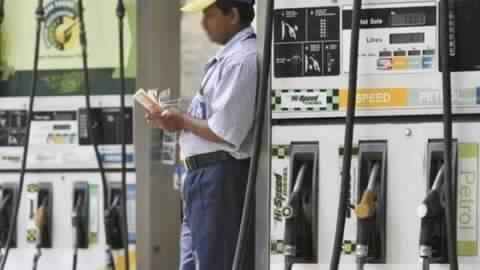 Gujarat government cuts petrol, diesel prices by Rs. 2.50/liter Gujarat government cuts petrol, diesel prices by Rs. 2.50/liter