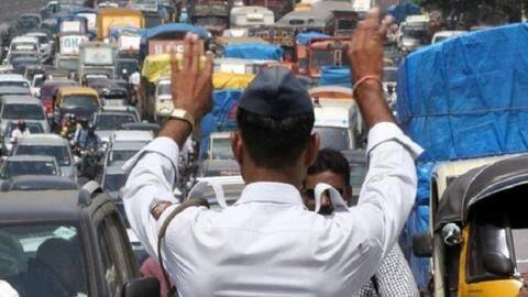 Maharashtra: Man suffers heart-attack while driving; Traffic Constable turns savior Maharashtra: Man suffers heart-attack while driving; Traffic Constable turns savior