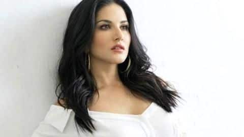 Kannada activists protest against Sunny Leone's show in Bengaluru Kannada activists protest against Sunny Leone's show in Bengaluru