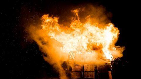Maharashtra: Woman, set on fire by mother's lover, dies Maharashtra: Woman, set on fire by mother's lover, dies