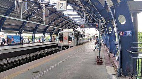 Delhi: Civil services aspirant attempts suicide at Karol Bagh metro-station Delhi: Civil services aspirant attempts suicide at Karol Bagh metro-station
