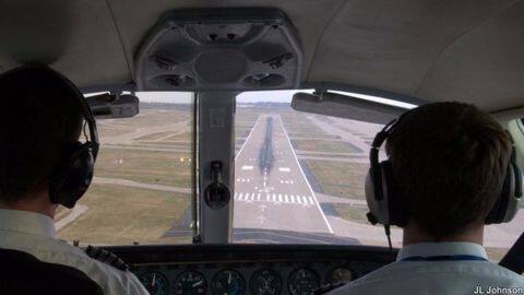 Pilot was supposed to 'go around' and land again Pilot was supposed to 'go around' and land again