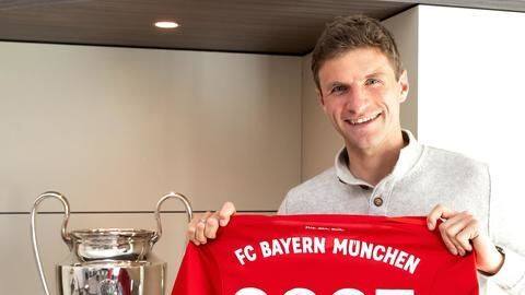 Thomas Muller signs a two-year contract extension at Bayern Munich Thomas Muller signs a two-year contract extension at Bayern Munich