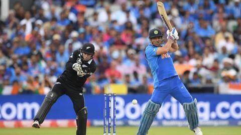 MS Dhoni would help Team India in smooth transition: Reports MS Dhoni would help Team India in smooth transition: Reports