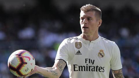 Toni Kroos signs new contract with Los Blancos Toni Kroos signs new contract with Los Blancos