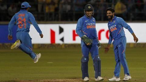 MS Dhoni turns driver, hosts fancy dinner for Team India MS Dhoni turns driver, hosts fancy dinner for Team India