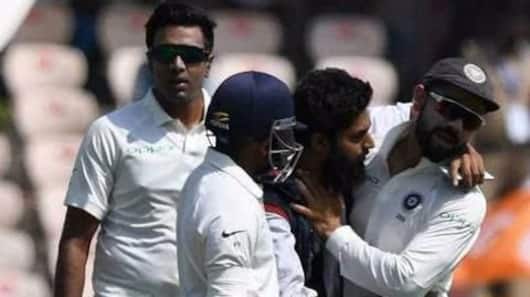 Fan breaches security to meet Virat Kohli on-field