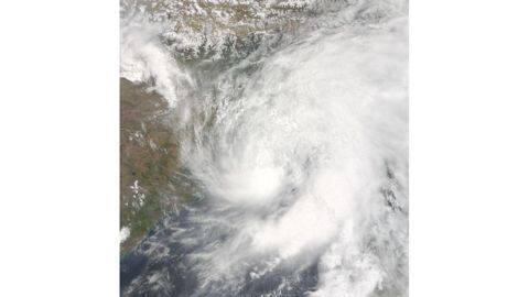 Cyclone Vardah brings heavy rain with its landfall in Chennai Cyclone Vardah brings heavy rain with its landfall in Chennai