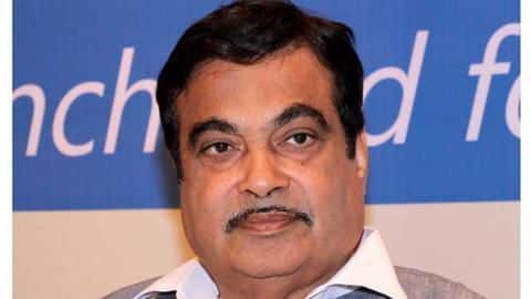 Nitin Gadkari agrees with Venkaiah Naidu on car parking Nitin Gadkari agrees with Venkaiah Naidu on car parking