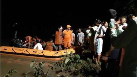Assam: Floods compel 500 families to live on railway tracks Assam: Floods compel 500 families to live on railway tracks