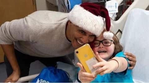 Obama wore Christmas hat, was greeted cheerfully in the hospital Obama wore Christmas hat, was greeted cheerfully in the hospital