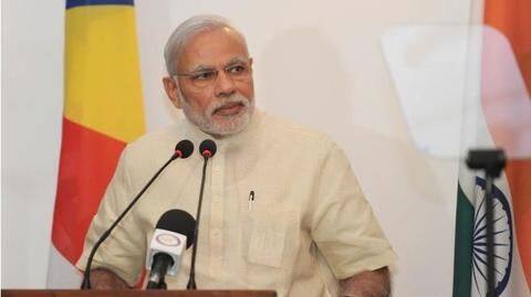 Man breaks PM's security to give Tagore's portrait in Shantiniketan Man breaks PM's security to give Tagore's portrait in Shantiniketan