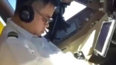 Video shows pilot taking a nap while flying Boeing 747 Video shows pilot taking a nap while flying Boeing 747